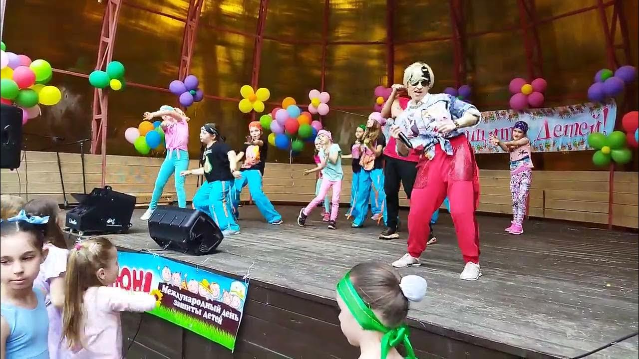 Уличный танцевальный флешмоб
