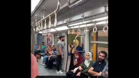 قارئ يقلد عمالقة القراء داخل المترو