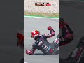 La caduta di Marco Bezzecchi nelle qualifiche di Barcellona: il pilota Aprilia partirà 12°
