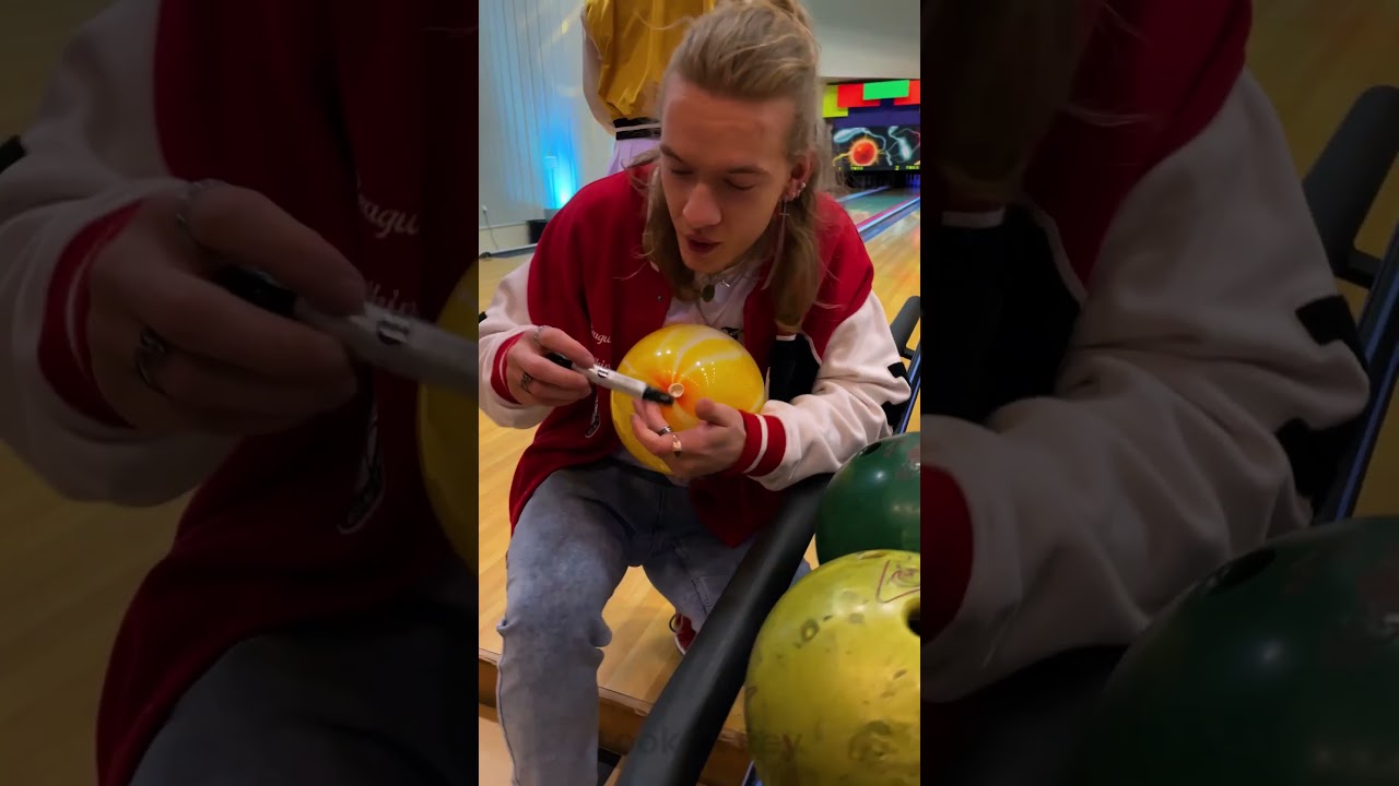 BOWLING BALOON PRANK 🎳😝 The Fake Throw Fright 