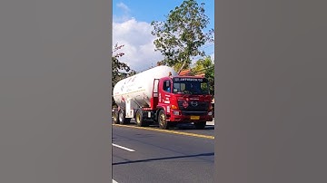 KONVOI TRUK TRAILLER TANGKI GAS ELPIJI PERTAMINA VS BIG BUS SINAR JAYA #shorts #trending #subscribe