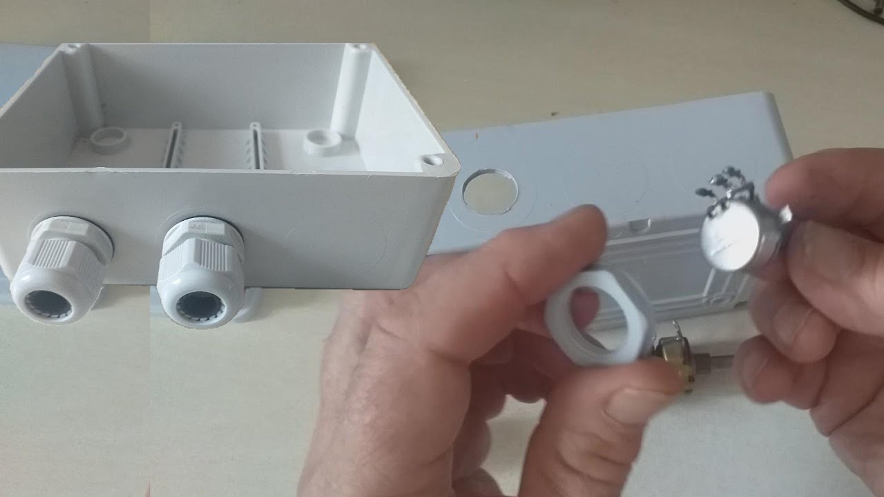 FORARE la plastica con un POTENZIOMETRO senza l'uso del trapano, senza frese a tazza, senza niente!