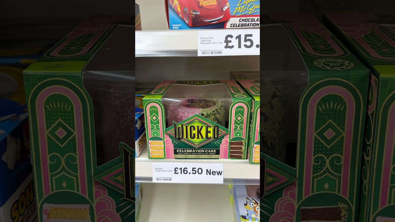 Found the “Wicked” Birthday cake 😍💚🩷 