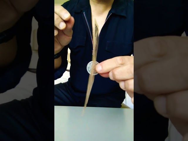 コインがお札を通り抜けるマジック