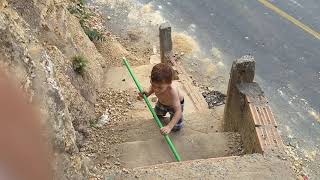 Limpando A Escada Que Acesso A Nossa Casa