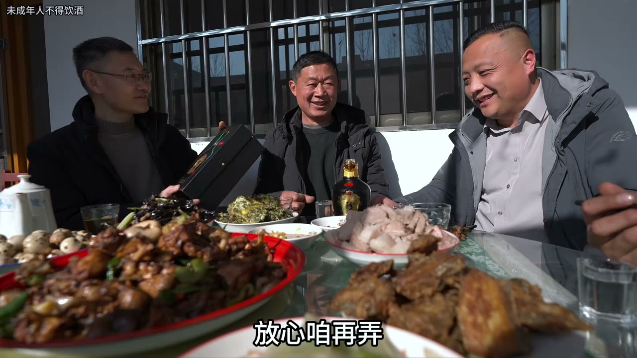 买条63斤大猪腿，去岳父家送年礼，岳母炖剒鸡做一桌菜，有年味 #农村美食 #农村生活 #年味 #贵州珍酒