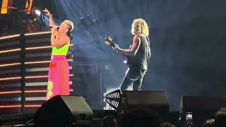 P!nk (and her daughter Willow) - Cover Me in Sunshine (Live at MSG)