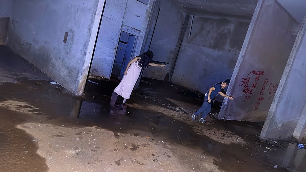 Она выбежала из темноты и погналась за Энрике в заколдованный торговый центр.