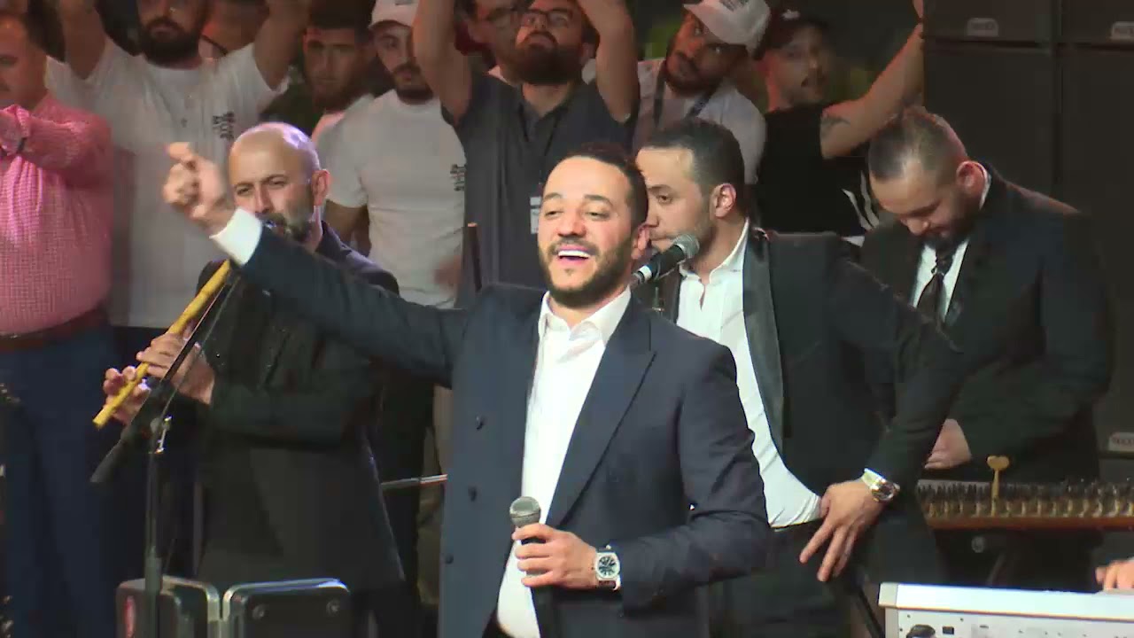 الفنان حسين الديك في قلعة حلب بمناسبة فوز الدكتور بشار الأسد بمنصب رئيس الجمهورية ة.