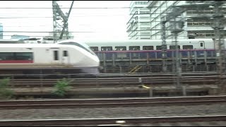 上越新幹線と同時に東京駅を出発して上野東京ライン常磐線上り特急とすれ違う京浜東北線北行E233系の車窓