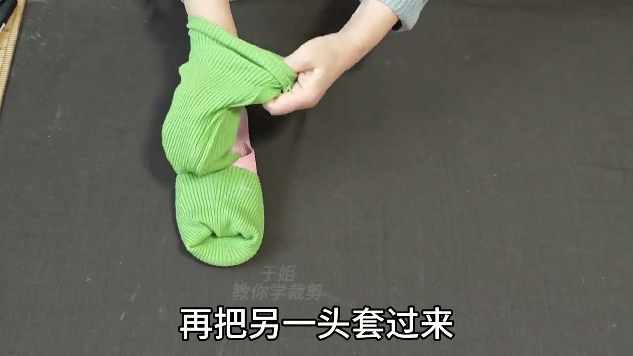 拖鞋烂了千万别丢！找只羊毛衫袖子组合一下，焕然一新又穿好几年