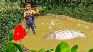 Amazing Fishing Video | Traditional Boy Catching Fish By Hand