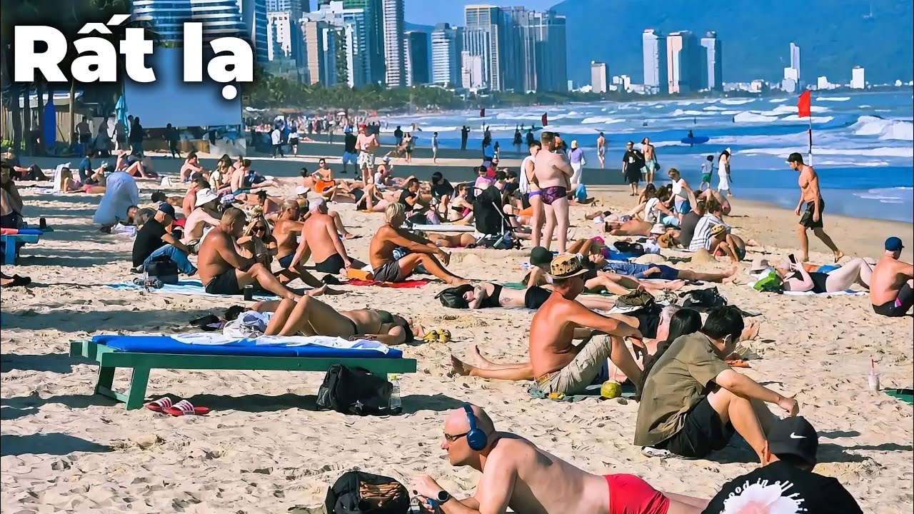 Một bãi biển Đà Nẵng rất lạ – hiếm thấy người Việt