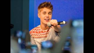 Justin Bieber Leaves Stage After Smelly Turkish Girls Throw Toys