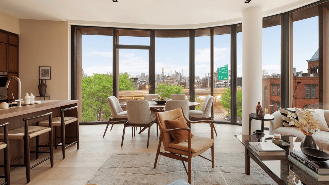 Внутри угловой трехкомнатной квартиры в районе Уильямсбург Грин с видом на городскую панораму | S...