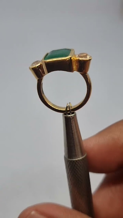 #EmeraldAndWhiteSapphireGoldRingDesign #pushyarkajyotishyagemstones #Premium #Luxury #NaturalStone