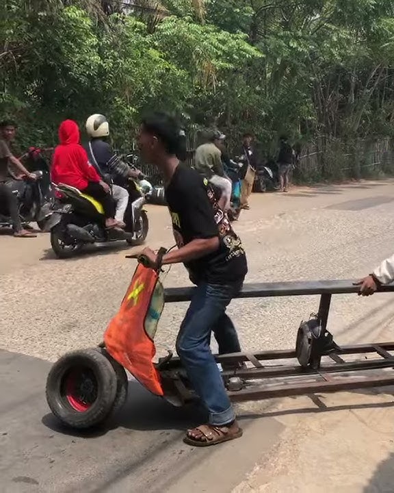 WOW!!! VESPA PANJANG BANGET TURUN KEJALAN ?? BELOK AJA SUSAH !!!