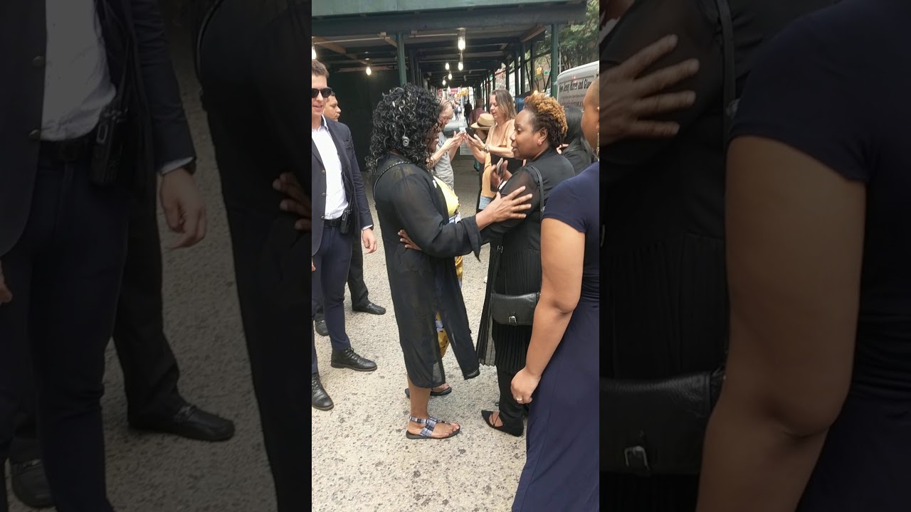Guarda Loretta Devine - Greeting Fans - NYC su YouTube Guarda Loretta Devine - Greeting Fans - NYC su YouTube