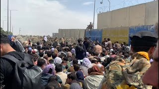 Des Afghans désespérés attendent devant l'aéroport de Kaboul dans l'espoir de partir | AFP Images