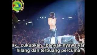 slank live  bendera setengah tiang