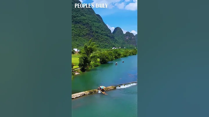 The best view of the Yulong River in Yangshuo County, Guangxi, can be seen by taking a bamboo raft. - DayDayNews