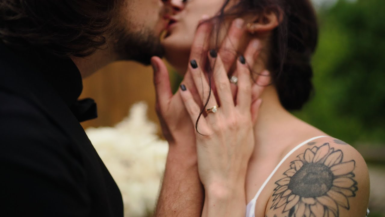 Černobílá elegance na Statku Smrčiny: Dojemná svatba dvou sympaťáků l Svatební video