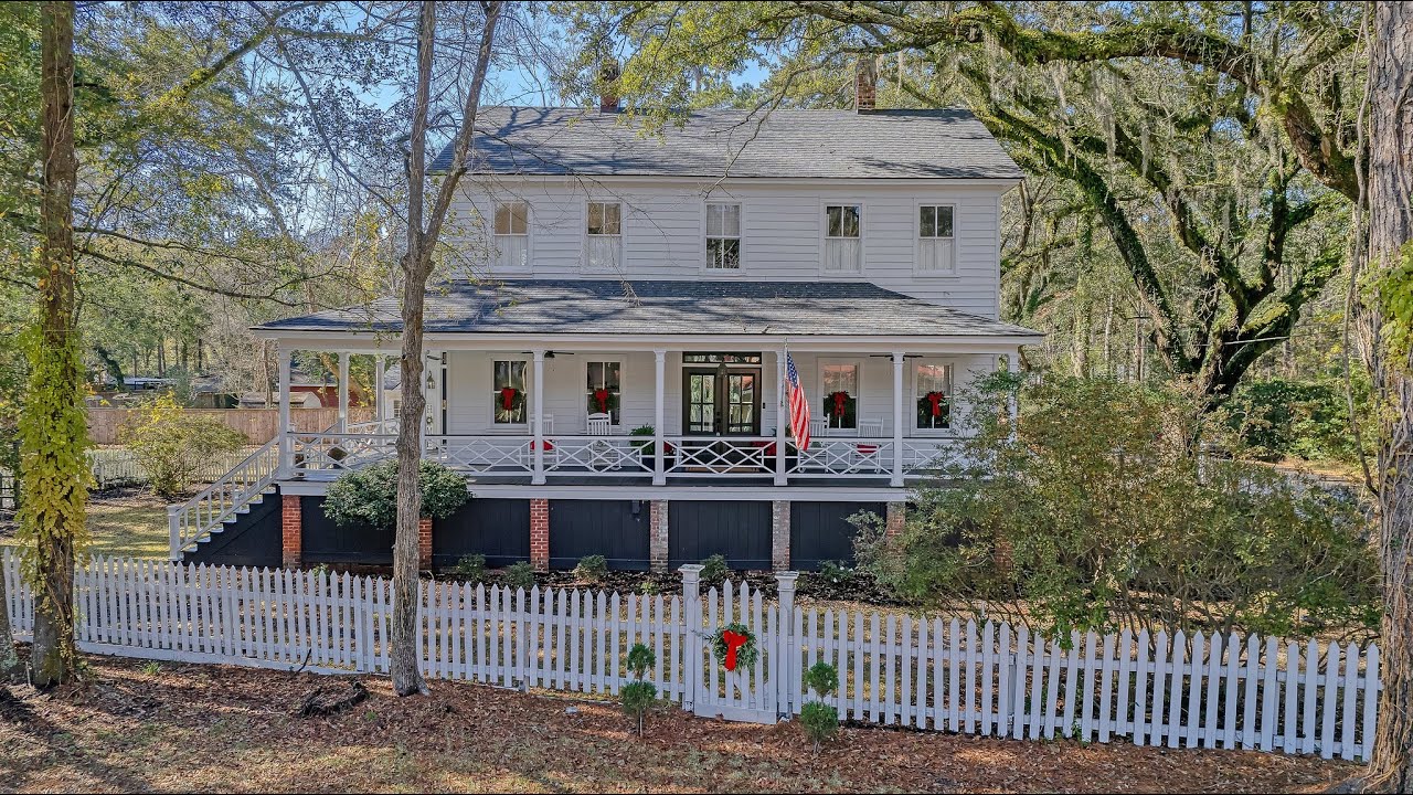 Beautiful historic home in downtown Summerville, SC! Come check out 216