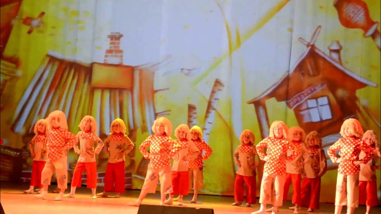 Танец домовят девочек. Костюм домового для танца. Ансамбль экситон. Танец домовёнка кузи. Прически детям на танец на домовенка.