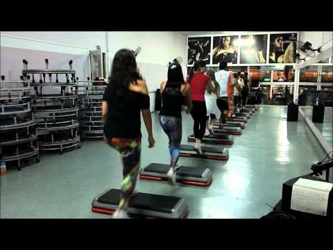 Aula de Step Duplo na Vertical em Fileira