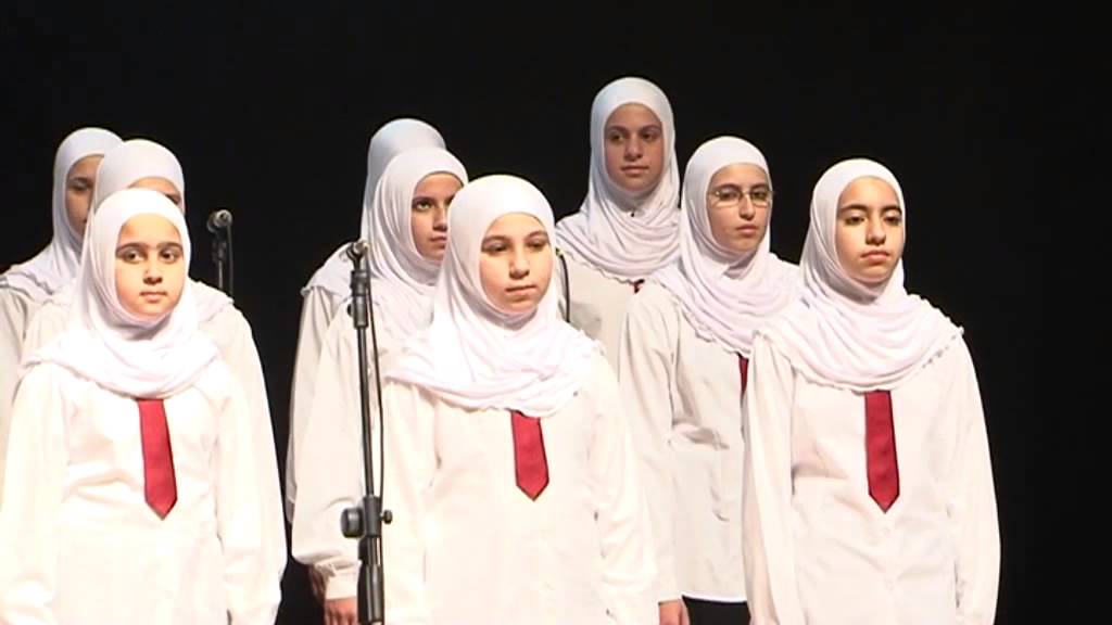 الكورال المدرسي يتألّق في النشيدين