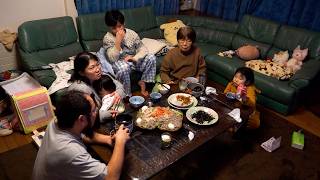 バスケで遅くなる日が多く久々のそろった晩ごはん。【 蕎麦サラダに激安餃子 】