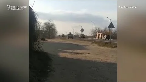Man Tries To Stop Russian Military Convoy With His Bare Hands - DayDayNews