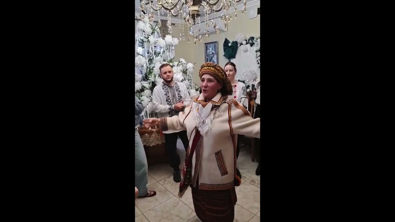 Ви ще не чули цих жартівливих коломийок і не бачили такої весільної забави  . 