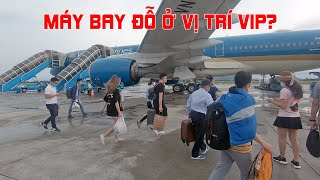 See the Airbus A350 of Vietnam Airlines at a close distance  boarding a plane with a lift.