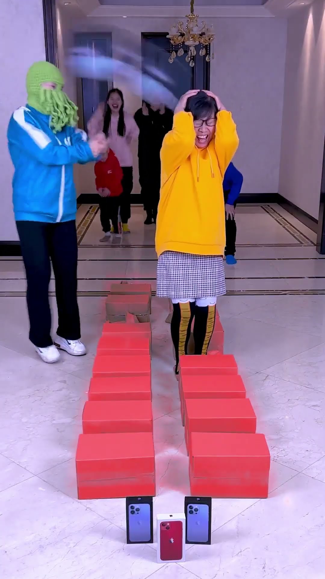 Box Stepping Challenge, Suitable For Family Gatherings#Christmas #Funnyfamily #Partygames #Funny