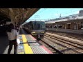 列車接近メロディが鳴りながら終点の京都駅に到着する湖西線上り223系