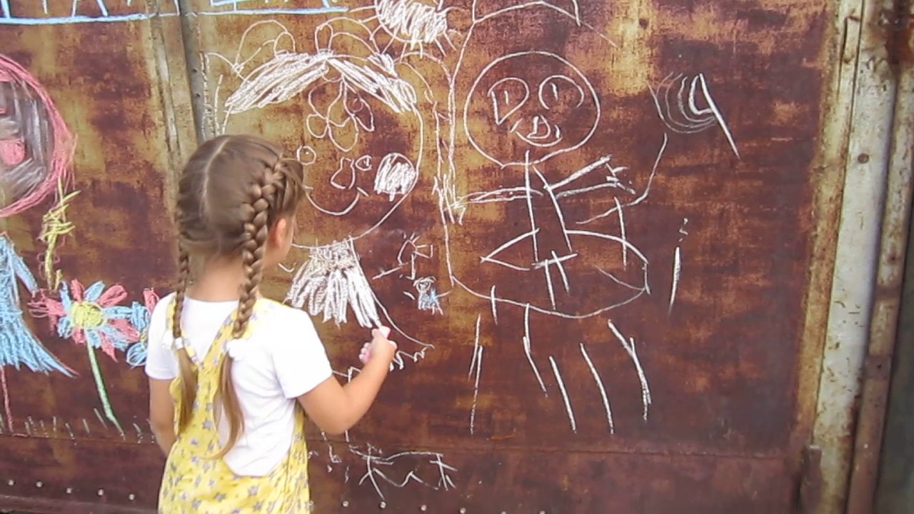 Ребенок рисует на стене. Рисование на стенах для детей. Заборов художник. Я рисую на асфальте белым мелом караоке.