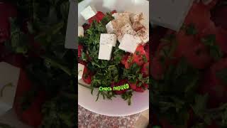 Летний салат с клубникой рукколой и фетой