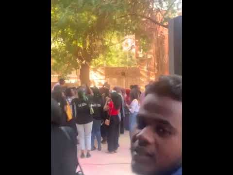 على وقع أغاني الزنق حفلة صاخبة لخريجي كلية العمارة جامعة الخرطوم بالجامعة عصر اليوم احتفالا بتخرجهم