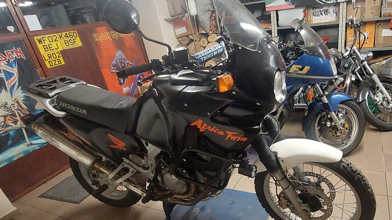 Honda XRV750 Africa Twin 2002: serwis gaźników i regulacja zaworów.