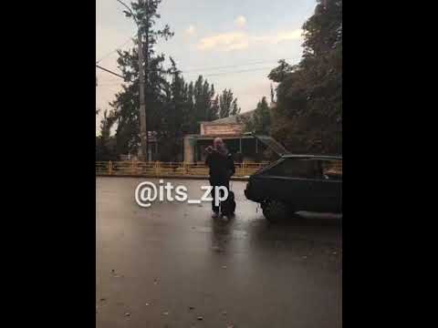 В Запорожье мужчина с топором разбил свою машину и бросался на людей