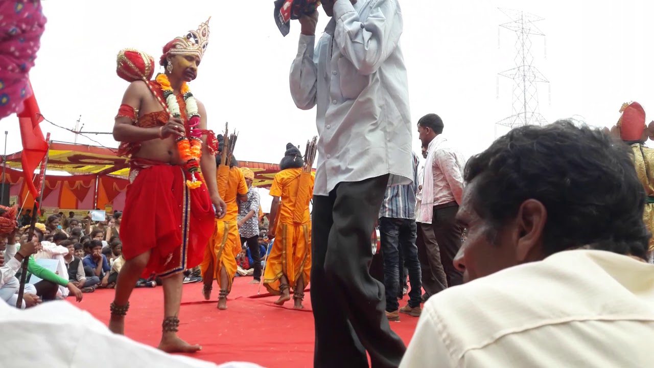 विश्व आदिवासी दिवस सेमारी मे पाल बलुआ के कलाकारों का गवरी नृत्य