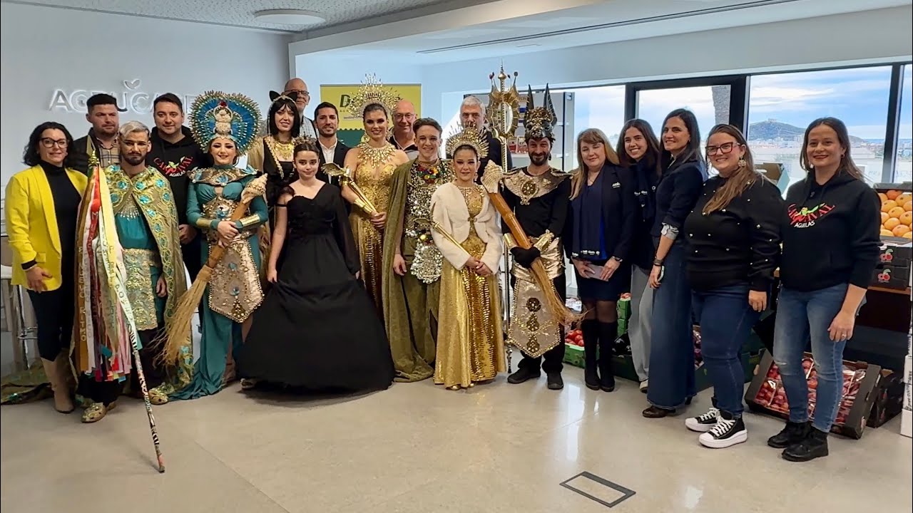 Los personajes del Carnaval de Águilas 2026 reciben su peso en productos del mar y la tierra 
