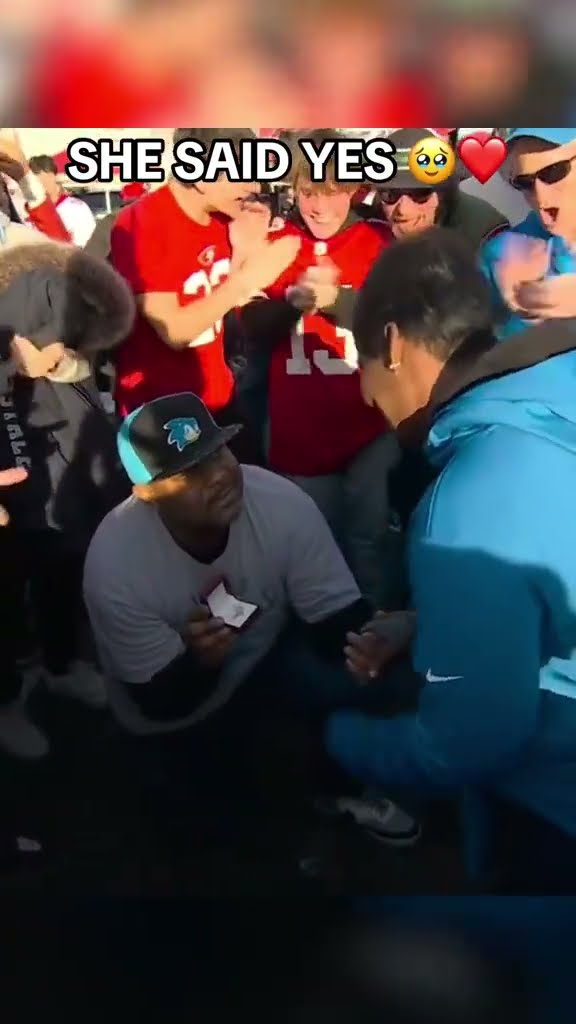 A pre-game proposal at Lions-49ers on Monday Night Football ❤️