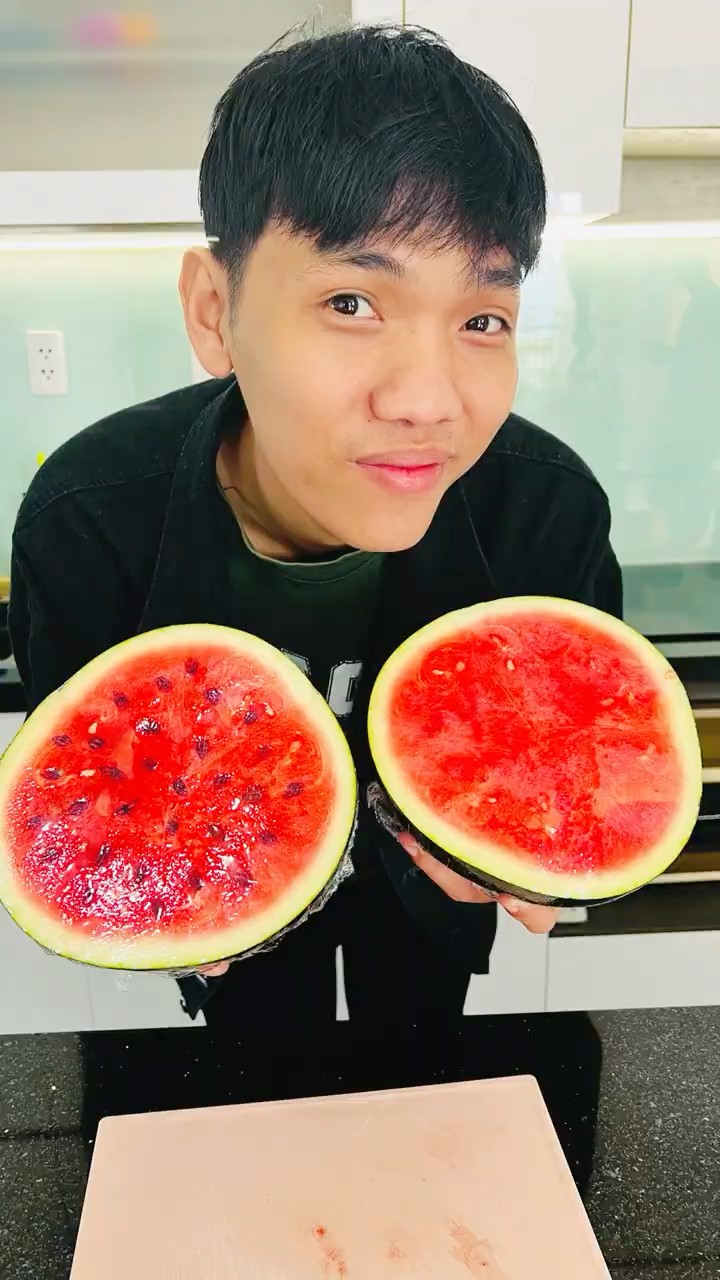 LNS - Cô em gái tham lam với quả dưa hấu nhiều hạt || Greedy girl and watermelon #shorts