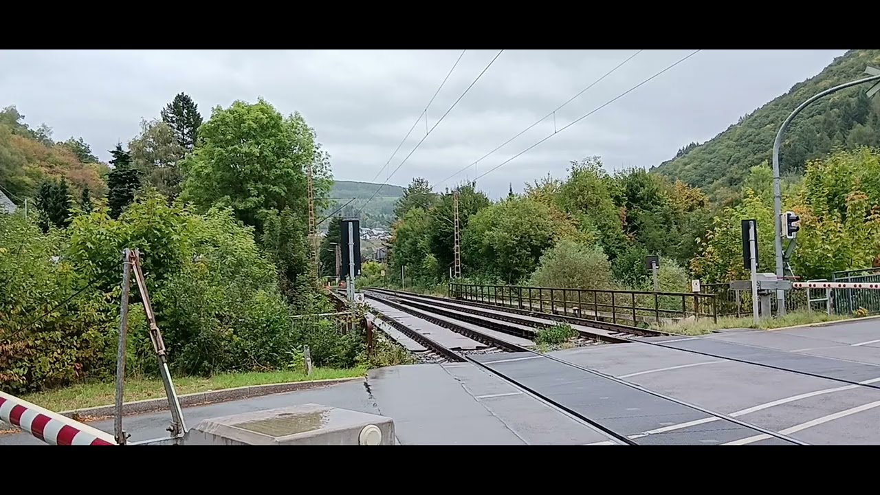 Durchfahrt am BÜ: Eiling in Le.-Meggen | DB.RE34 ➡️ Siegen Hbf (Donnerstag, 25.09.2025 / 