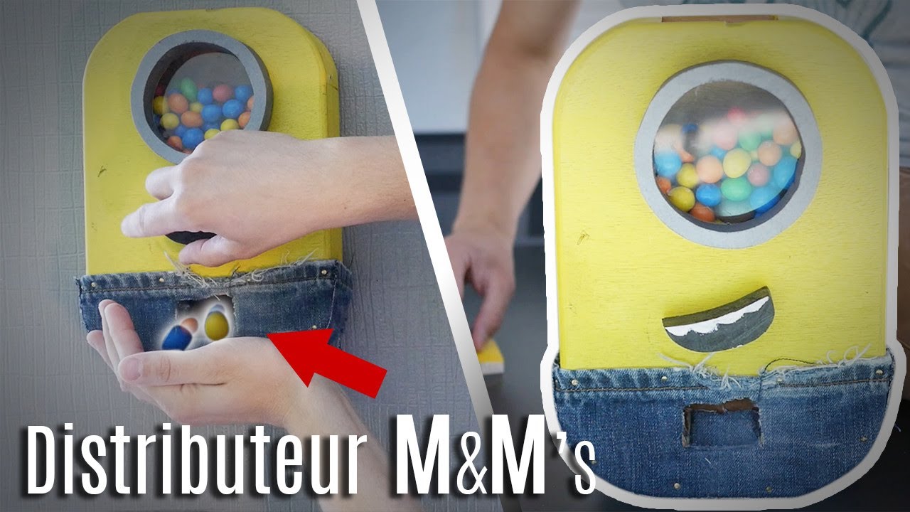 Bonbons bleus, jaunes et rouges sur le distributeur photo – Photo