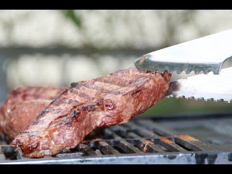 Video: Dokážete pripraviť steak na grile Georgea Foremana?