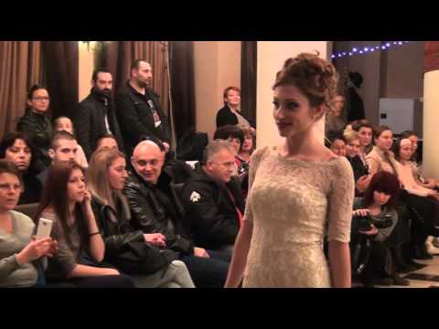 Видео: Сватбени тенденции: къси сватбени рокли с шлейф