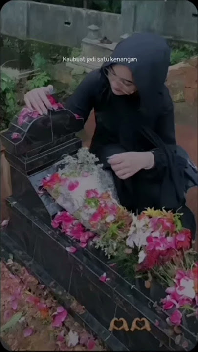 ada dek Amel lagi ziarah ke alm Renaldi 🥀😭